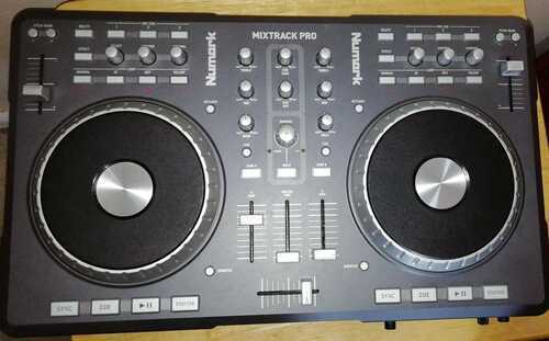 Numark mixtrack pro - DJ mixing controller with cable [Boxed]