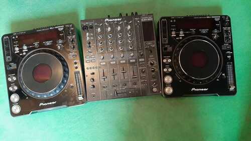 Pioneer DJM 800 Mixer and 2x CDJ1000 mk3 + Gorilla DJ Stand