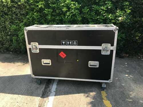 Large format flat screen Flight Case Excellent Condition Road Ready Wheels