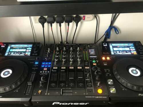 Pioneer XDJ-1000 ML1 x2, DJM-900 Nexus Mixer, S-DJ05 speakers, D-Link box