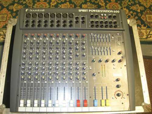 Soundcraft Spirit stereo powered mixer 300+300 watts - built-in digital effects