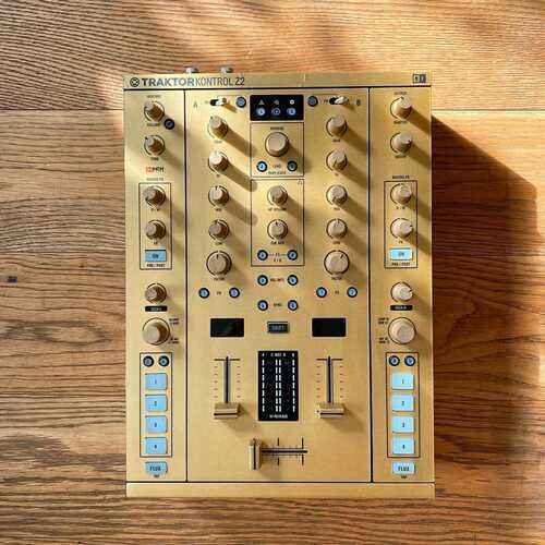 Native Instruments Traktor Kontrol Z2 Mixer with Gold Skin and Extras