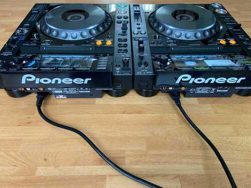 2x Pioneer CDJ 2000 Nexus Multi Player