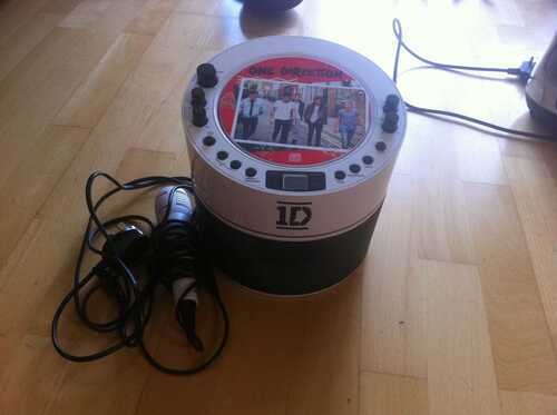 ONE DIRECTION CD PLAYER WITH MICROPHONE-NOT WORKING FOR PARTS ONLY
