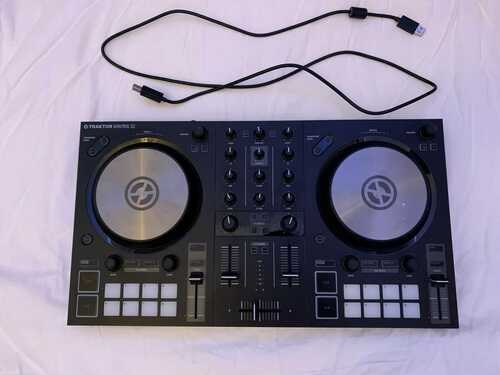 Native Instruments Traktor Kontrol S2 MK3 - Good condition lightly used