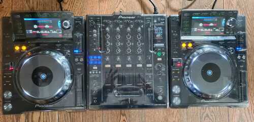 2 x Pioneer DJ CDJ-2000NXS2 Pro (Black) with Pioneer DJM-900NXS2 Mixer (Black)