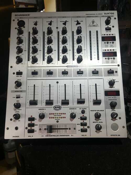 Behringer DJX700 Mixer