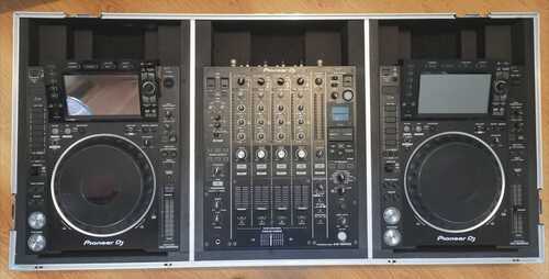 Pioneers NXS2 set. 2 x CDJ2000 and 1 x DJM 900 Mixer. With flight case + boxes.