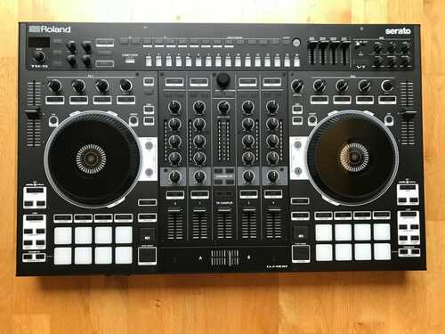 ROLAND DJ-808 DJ Controller 4-channel / TR-S drum machine with deck saver