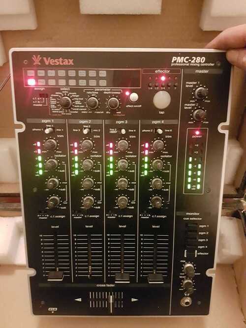 DJ MIXER.VESTAX PMC-280. ADAPTER AND FLIGHT CASE. COUPLE FAULTS.