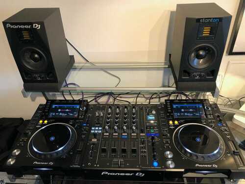 Pioneer CDJ-2000NXS2 DJ Multi-Player (x2) + DJM-900NXS2 Professional Mixer