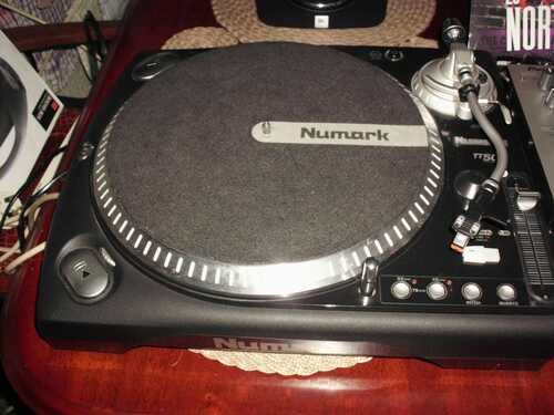 Numark TT500 pro deck Internal Pre Amp 2 x W-Audio PSR8A speakers and spare pitch