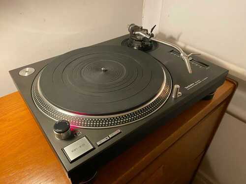 Technics SL-1210MK2. Good Condition (flight cases incl)