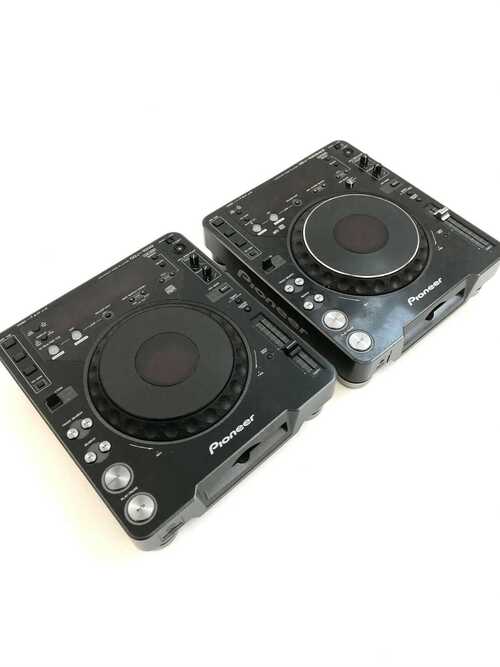 Set of 2 Pioneer CDJ1000 plus flight cases