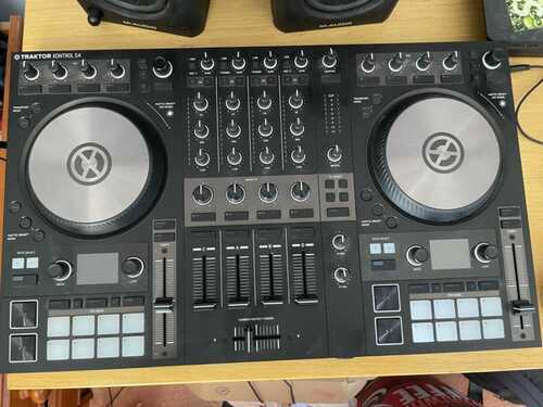 Traktor S4 MK3 controller + Traktor Pro 3 software