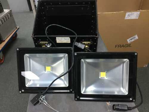 2 x 50W LED floods lighting effect