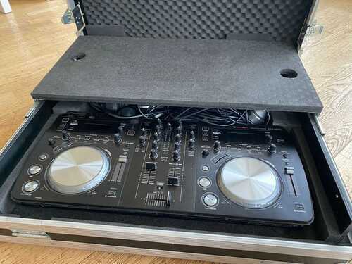 Pioneer XDJ Aero + Pioneer Monitor Speakers + Flight Case