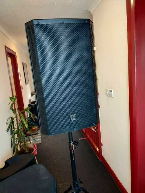 2X Electrovoice ZLX-15P speakers, pair of, 1KW system Great sound, perfect for m