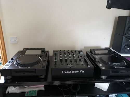 Pioneer DJ CDJ-2000NXS2 Pro DJ Multi Player Pioneer DJM 900NXS2 Pro Mixer +Case