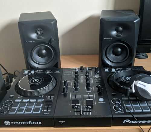 Pioneer DDJ200 2-Channel Double Deck DJ Kit with Speakers and Headphones.