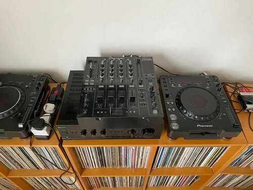 Set of 2 Pioneer CDJ 1000 - one Mk1 and one Mk 3, DJM 800 mixer, Traktor Audio 6