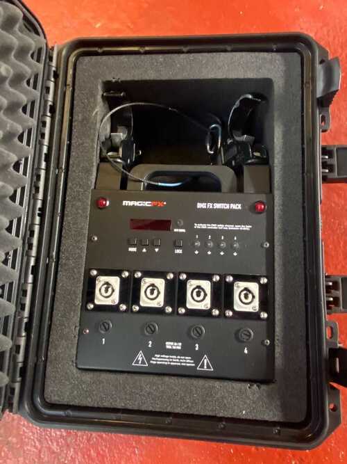 MagicFX DMX FX Switchpack Powercon 4 outputs with case, clamps and power cable