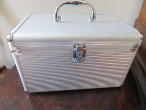 SMALL ALUMINIUM FLIGHT CASE WITH STORAGE FOR 200 CD DISCS #2