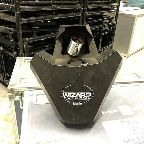 Martin Wizard extreme nightclub lighting effects