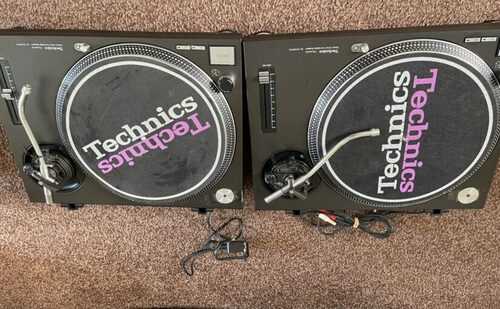 2 Technics SL-1210MK2 Turntable – Black