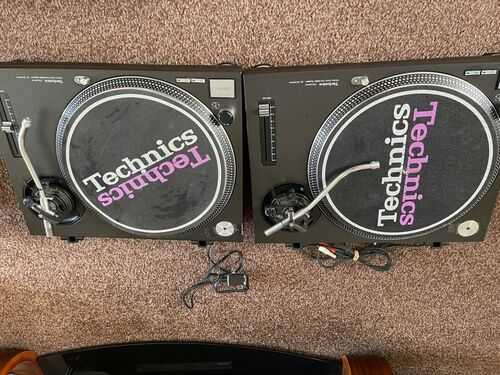 2 Technics SL-1210MK2 Turntable - Black