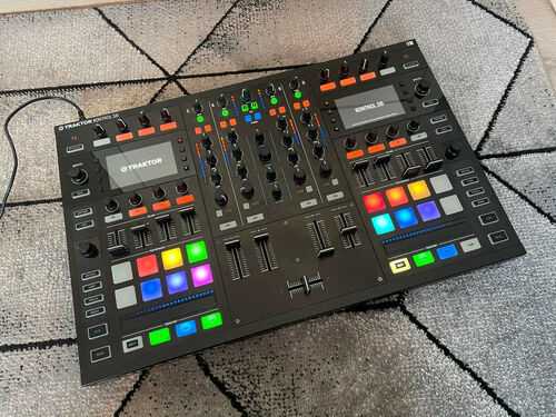 Traktor Kontrol S8 DJ Controller